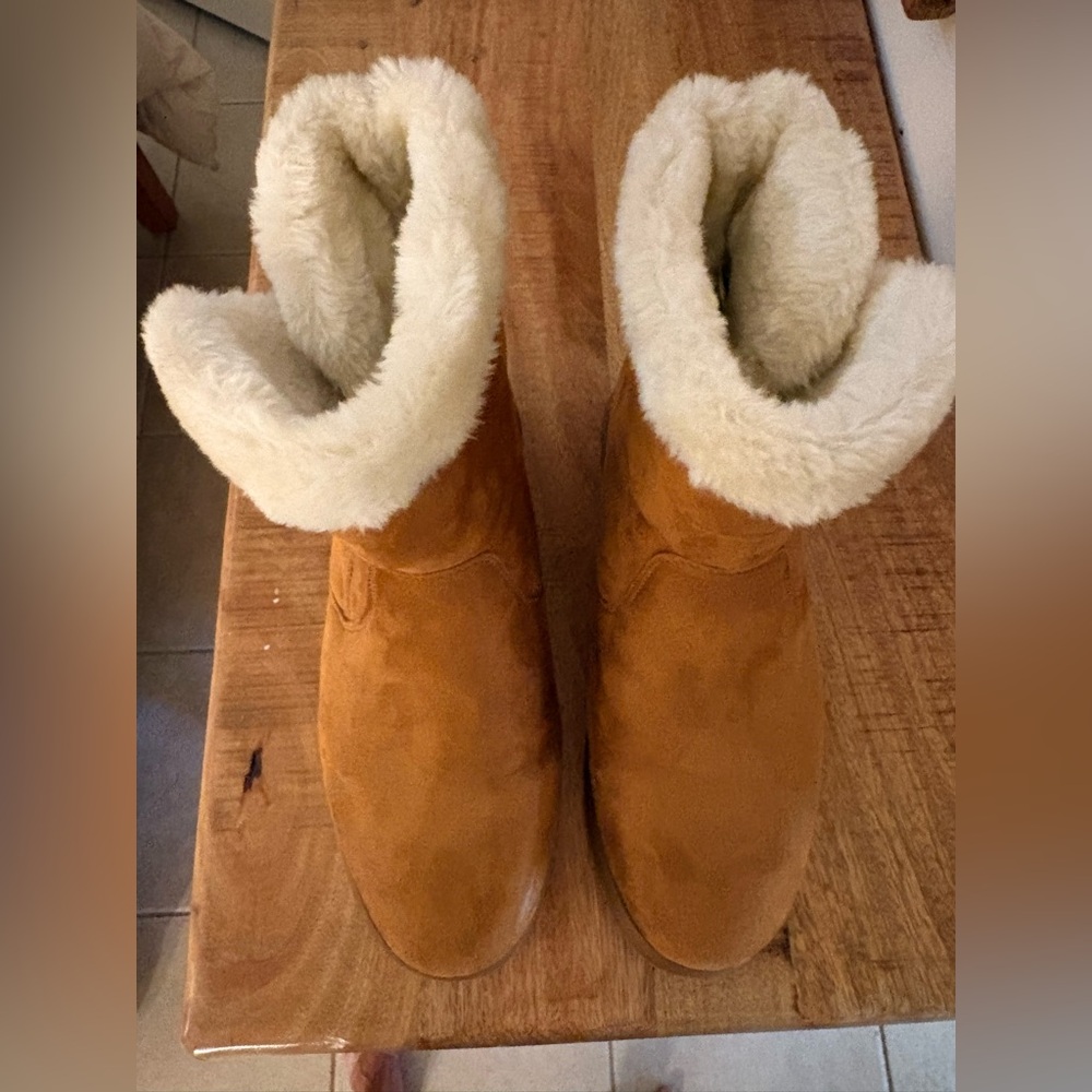 Cozy Tan Boots with Cream Fur Lining Size11